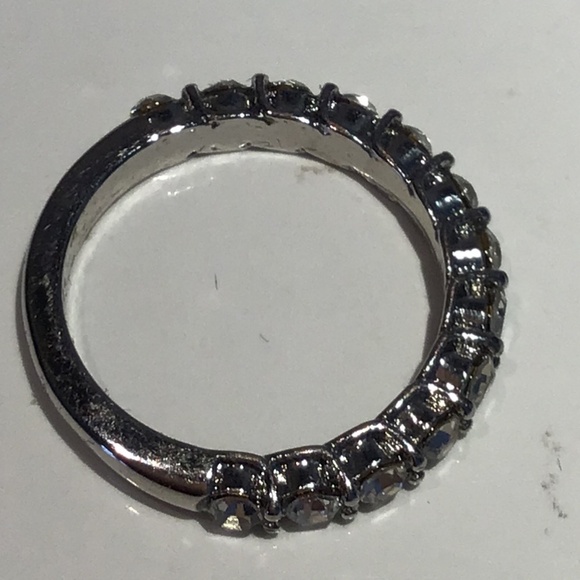 Beautiful silver tone cubic zirconia ring set in silver tone size 6 + box - Picture 7 of 13